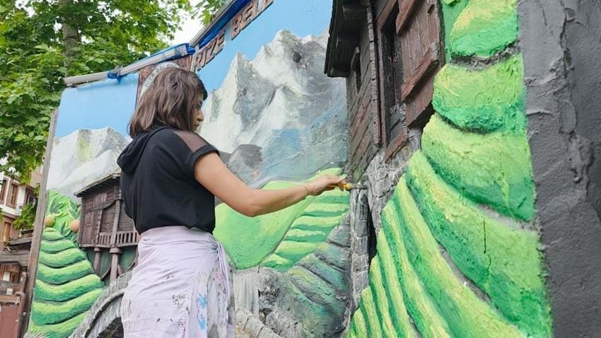 Rize'de sokakları süslüyor: 24 yaşında fırçasıyla şehri renklendiriyor