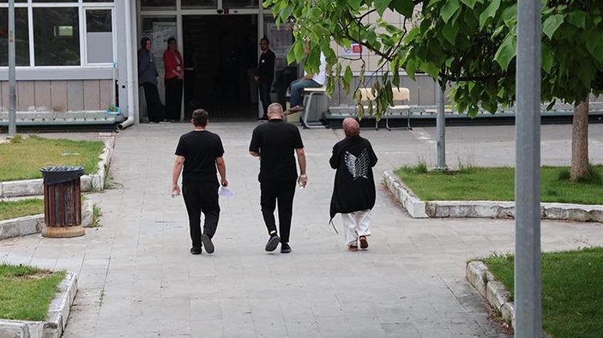 YKS sınavında aile heyecanı: Anne ve iki oğlu aynı okulda üniversite sınavına girdi
