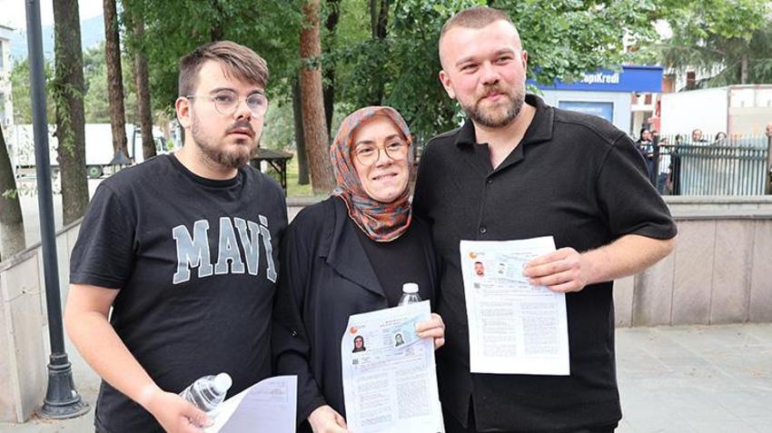 YKS sınavında aile heyecanı: Anne ve iki oğlu aynı okulda üniversite sınavına girdi
