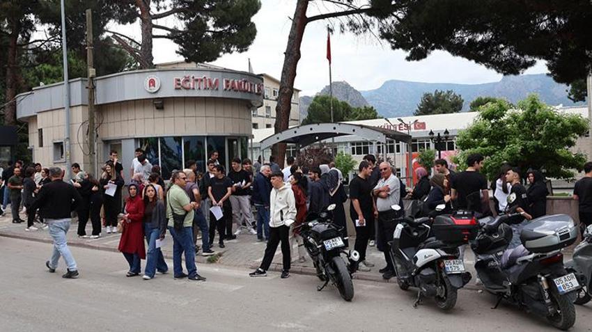 YKS sınavında aile heyecanı: Anne ve iki oğlu aynı okulda üniversite sınavına girdi