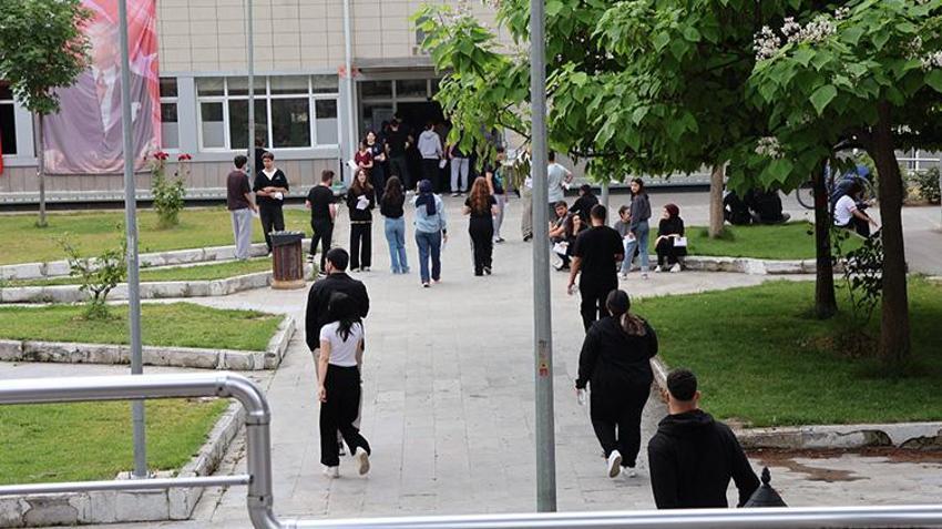 YKS sınavında aile heyecanı: Anne ve iki oğlu aynı okulda üniversite sınavına girdi