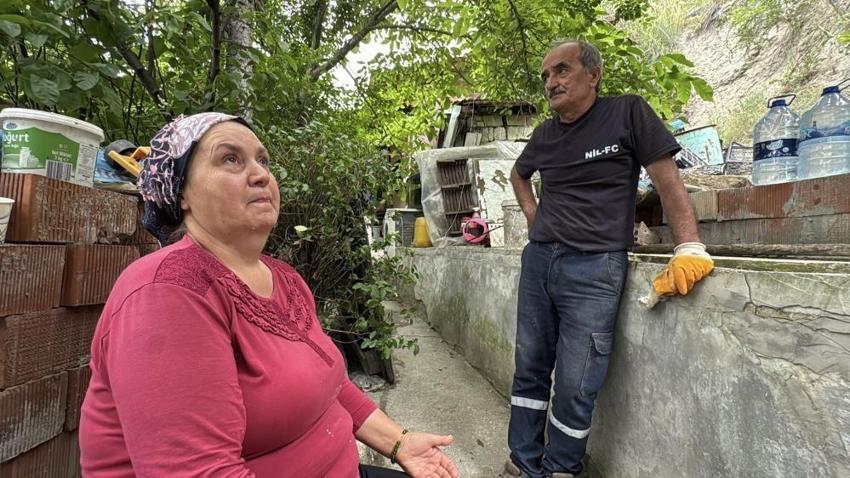 Karabük'te korkulu anlar: Çocuğunu YKS'ye gönderirken evin çatısına kaya düştü