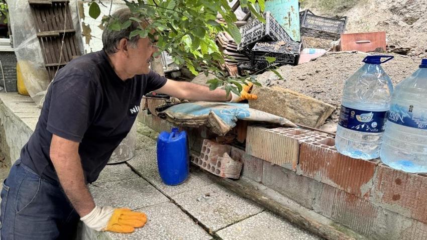 Karabük'te korkulu anlar: Çocuğunu YKS'ye gönderirken evin çatısına kaya düştü