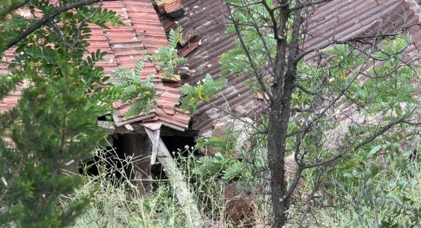 Karabük'te korkulu anlar: Çocuğunu YKS'ye gönderirken evin çatısına kaya düştü
