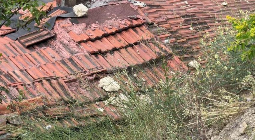 Karabük'te korkulu anlar: Çocuğunu YKS'ye gönderirken evin çatısına kaya düştü
