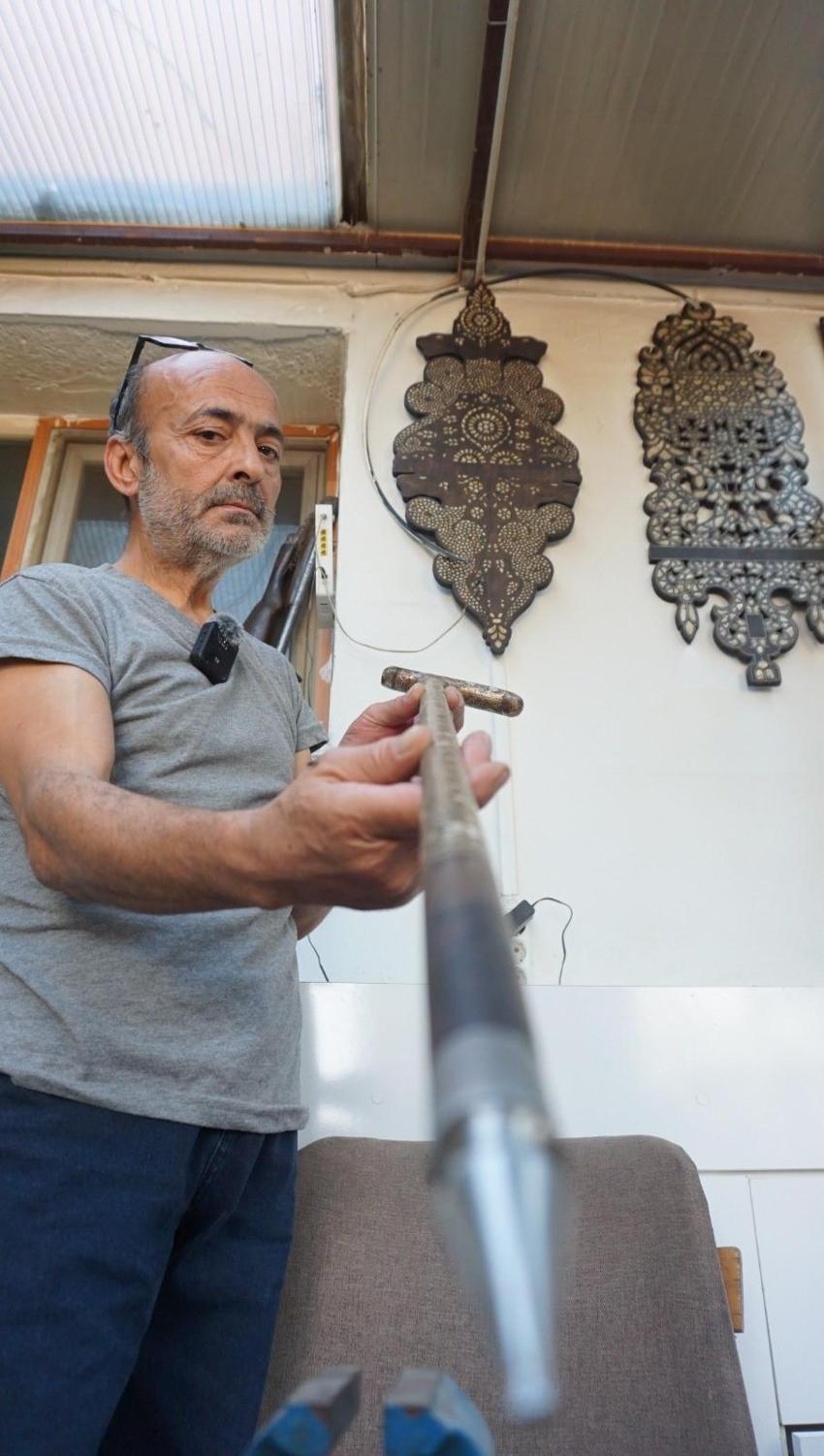 İzmir'de kaybolan mirasın son muhafızlarından: Kelkari ve sedef kakma ustası Mehmet Ağça zamana direniyor