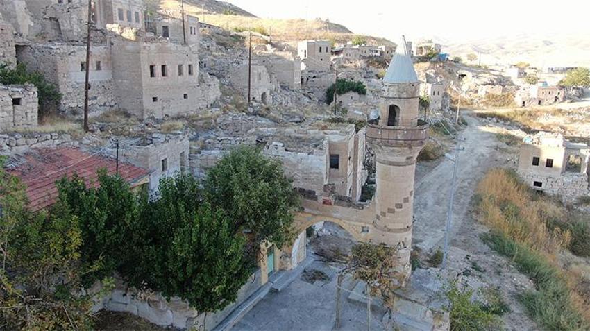 Yamula Barajı'nda 20 yıl sonra bir ilk: Baraj kapakları açıldı, eski köy sulara gömüldü