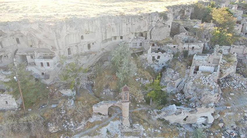 Yamula Barajı'nda 20 yıl sonra bir ilk: Baraj kapakları açıldı, eski köy sulara gömüldü