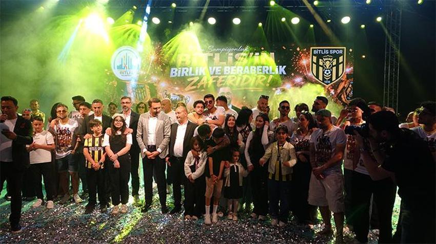 Bitlis Spor 1916 şampiyonluk kupasını kaldırdı: 24 yıllık profesyonel lig hasreti bitti