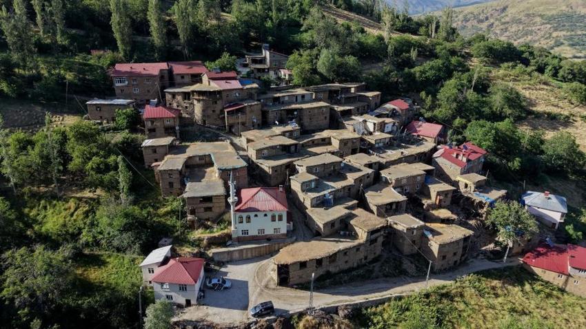 Görenler İsviçre sanıyor ama burası Bitlis: 300 yıldır tek bir taşı bile yerinden oynamadı, şimdi ziyaretçi akınına uğruyor!