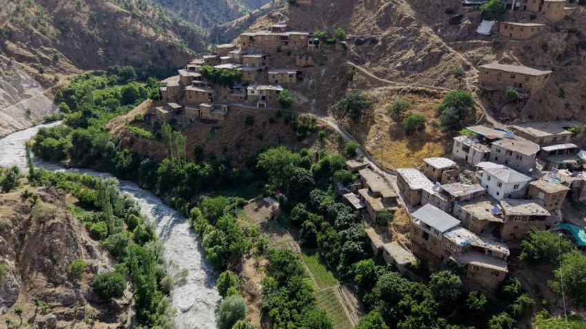 Görenler İsviçre sanıyor ama burası Bitlis: 300 yıldır tek bir taşı bile yerinden oynamadı, şimdi ziyaretçi akınına uğruyor!