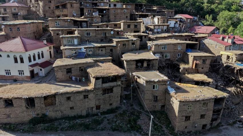Görenler İsviçre sanıyor ama burası Bitlis: 300 yıldır tek bir taşı bile yerinden oynamadı, şimdi ziyaretçi akınına uğruyor!