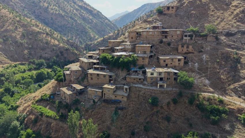 Görenler İsviçre sanıyor ama burası Bitlis: 300 yıldır tek bir taşı bile yerinden oynamadı, şimdi ziyaretçi akınına uğruyor!