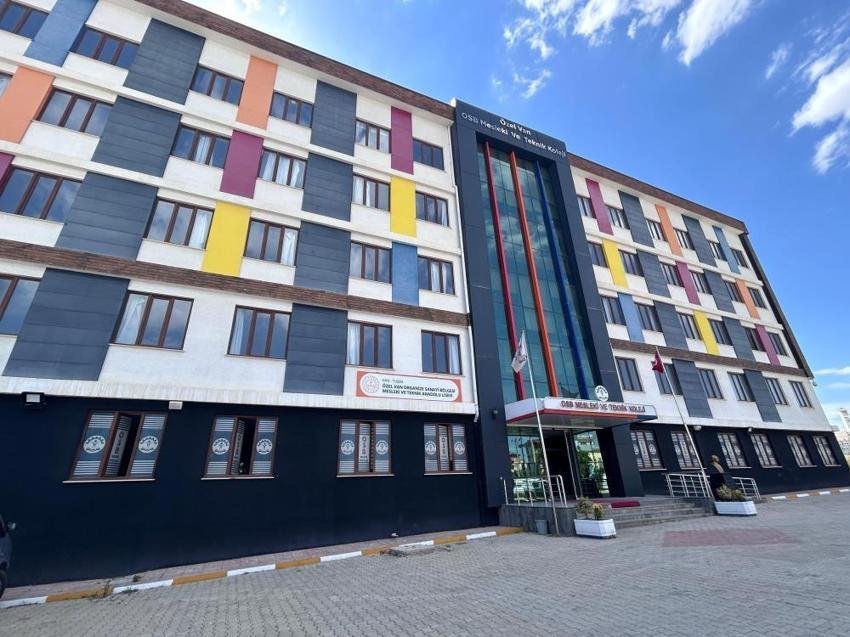 Van OSB’nin genç dehaları laboratuvarda 52 çeşit ürün üretti! Mezun olmadan iş yeri açma belgesini kaptı!