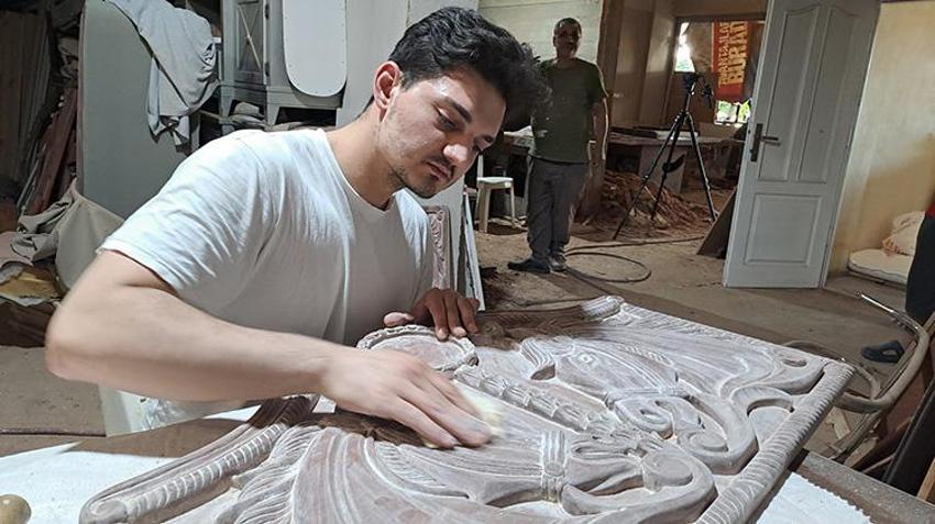 Hayatımıza robotlar girse de bu sanat ölmeyecek! O usta sırrını oğluna teslim etti: Siparişlere yetişilemiyor
