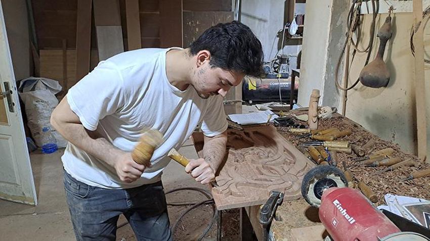 Hayatımıza robotlar girse de bu sanat ölmeyecek! O usta sırrını oğluna teslim etti: Siparişlere yetişilemiyor