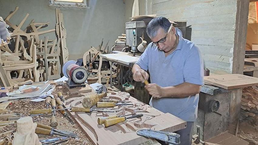 Hayatımıza robotlar girse de bu sanat ölmeyecek! O usta sırrını oğluna teslim etti: Siparişlere yetişilemiyor