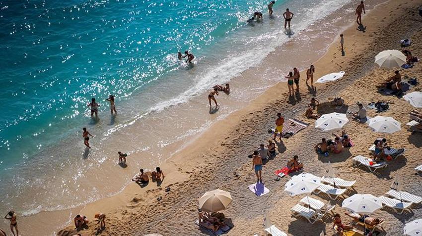 Dünyaca ünlü Kaputaş Plajı’na ziyaretçi akını: Görenler arabayı yol kenarına bırakıyor!