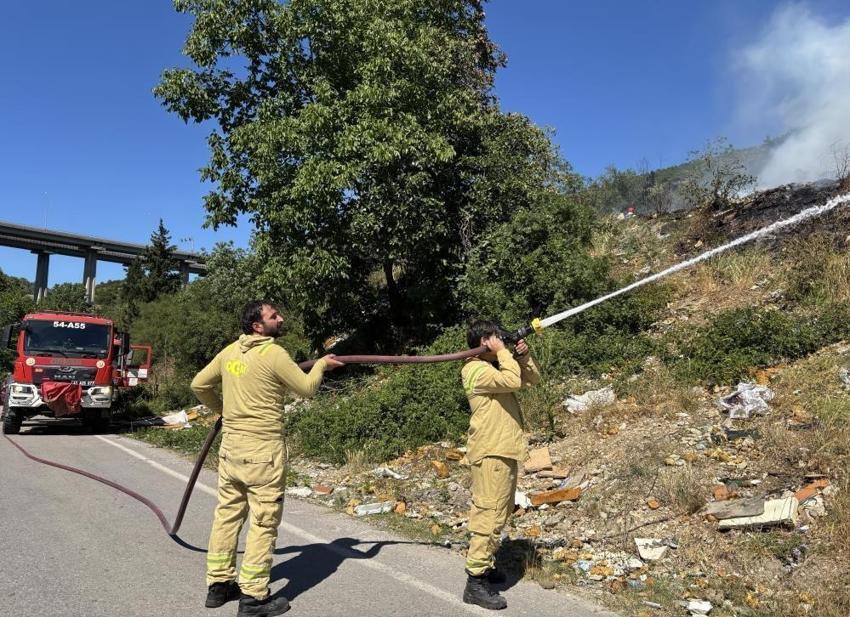 İzmit'te çembere alındı: Ağaçlık alandaki yangına müdahale ediliyor