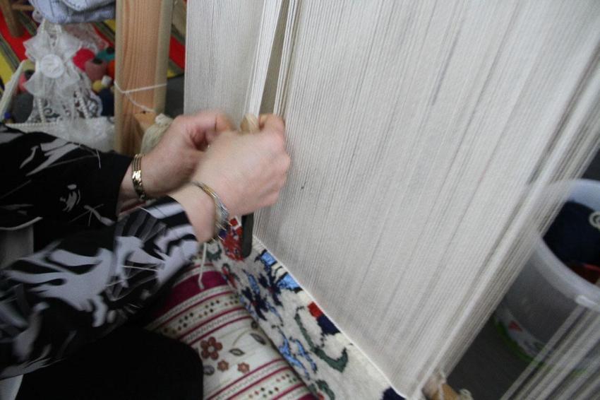 Annesinden öğrendiği sanatı yaşatarak kursiyerlere yeni bir beceri kazandırıyor