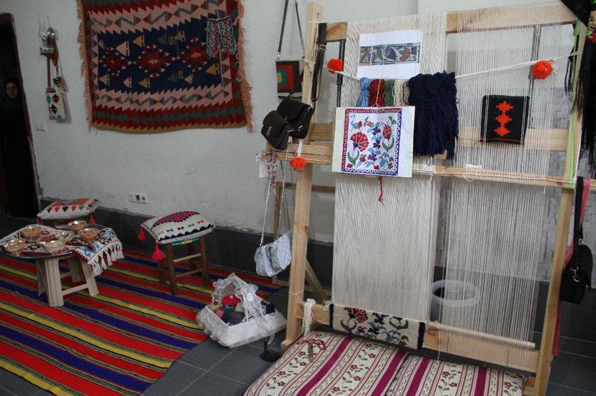 Annesinden öğrendiği sanatı yaşatarak kursiyerlere yeni bir beceri kazandırıyor