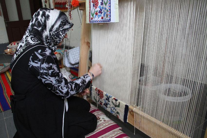 Annesinden öğrendiği sanatı yaşatarak kursiyerlere yeni bir beceri kazandırıyor