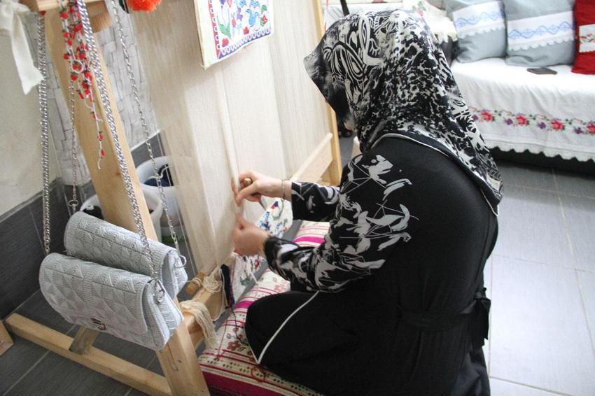 Annesinden öğrendiği sanatı yaşatarak kursiyerlere yeni bir beceri kazandırıyor