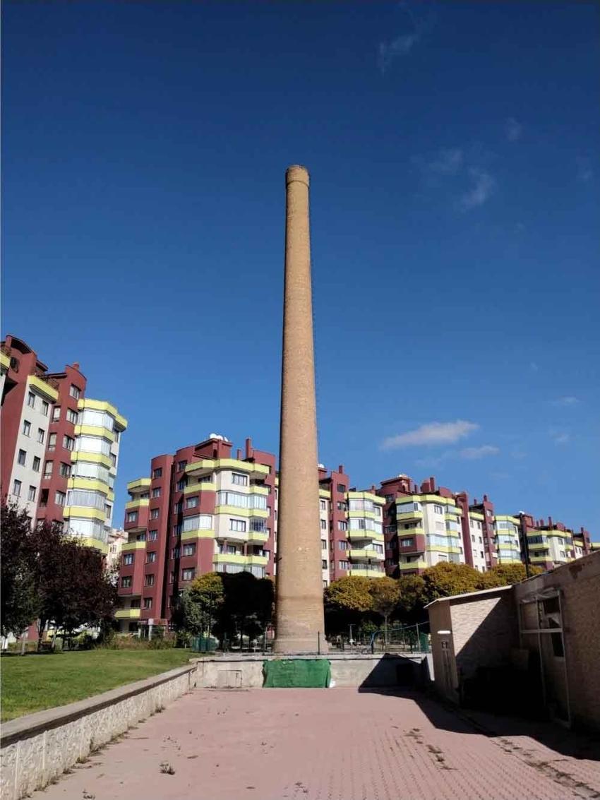 Konya'da bir devir resmen kapanıyor: Karacığan Fabrikası'nın son kalıntısı olan tarihi baca yıkılıyor!