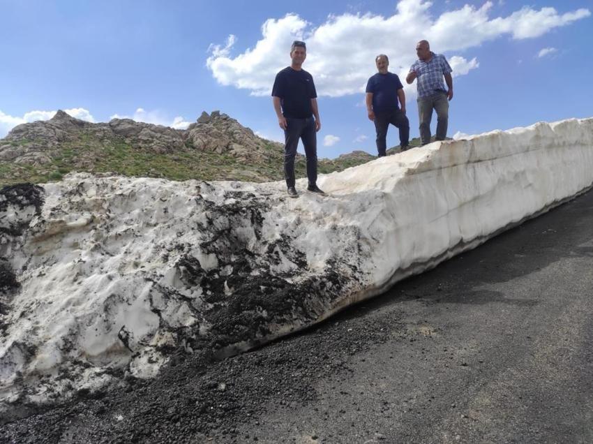 Batman'da kar hala 5 metreyi buluyor: Mereto Dağı'na bahar yeni geldi