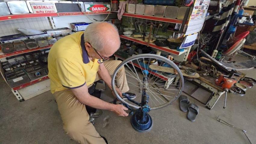 Çocukken başladı, 60 yıldır hiç bırakmadı! Eskiden kapısında kuyruk olurdu şimdi ise teknolojiye direniyor