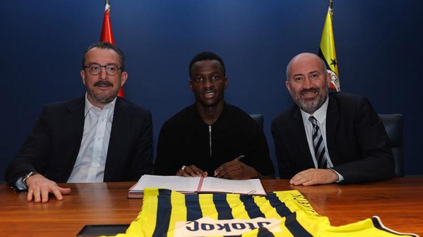 FENERBAHÇE'DEN YENİ TRANSFER | Amara Diouf Kimdir? Amara Diouf Hangi Takımdan Fenerbahçe'ye Geldi, Kaç Yaşında ve Hangi Mevkide Oynuyor?