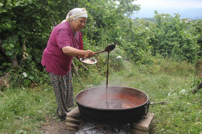 Has kokusu ve lezzetiyle tanınan dut pekmezi, Ordu'da yüzyıllardır süren geleneksel yöntemlerle hazırlanıyor