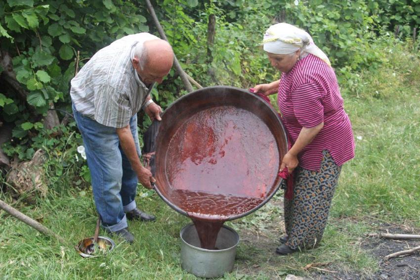 Has kokusu ve lezzetiyle tanınan dut pekmezi, Ordu'da yüzyıllardır süren geleneksel yöntemlerle hazırlanıyor