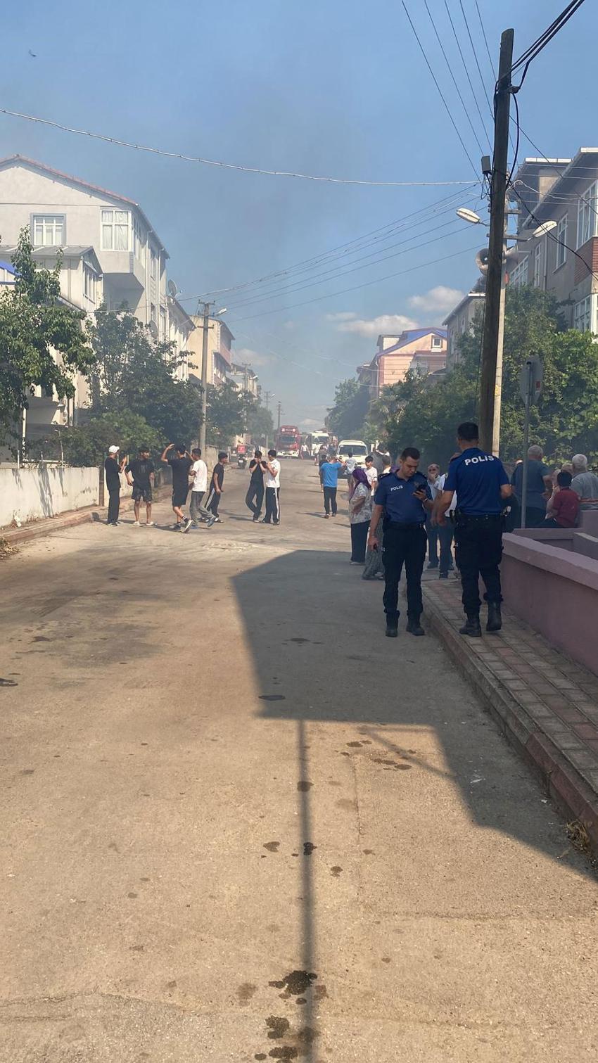 Körfez'de korku dolu anlar! TIR'da çıkan yangın mahallede endişe yarattı: 50 ev tahliye edildi