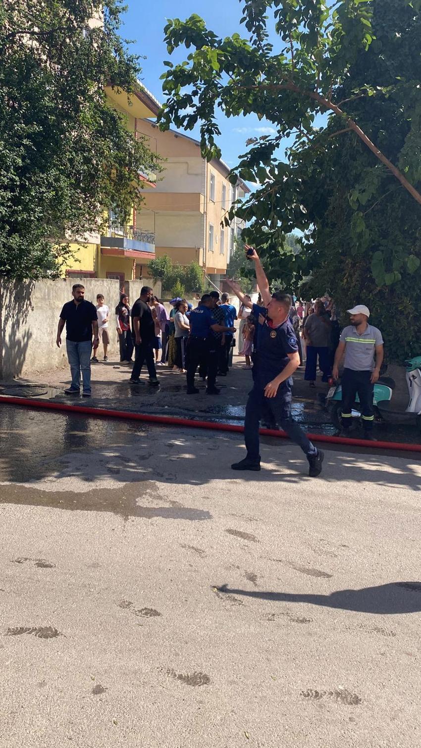 Körfez'de korku dolu anlar! TIR'da çıkan yangın mahallede endişe yarattı: 50 ev tahliye edildi