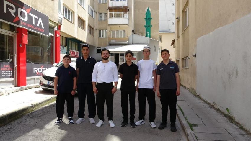 Demir yok, beton yok, taş yok! Erzurum'daki o caminin minaresine yakından bakanlar gözlerine inanamıyor: Sadece 3 santim kalınlığında!