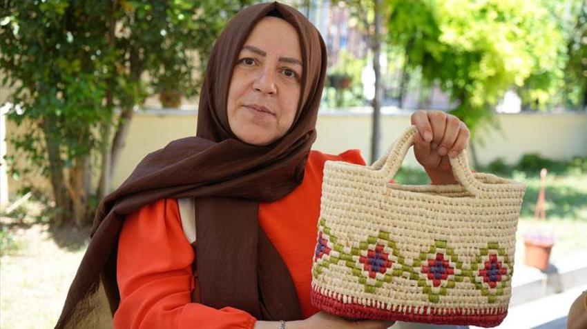 Bafra Zembili Atölye Çalışması ile rengarenk boyanan mısır koçanları yaprakları aksesuar eşyalarına dönüşüyor