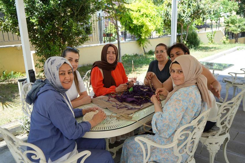 Bafra Zembili Atölye Çalışması ile rengarenk boyanan mısır koçanları yaprakları aksesuar eşyalarına dönüşüyor