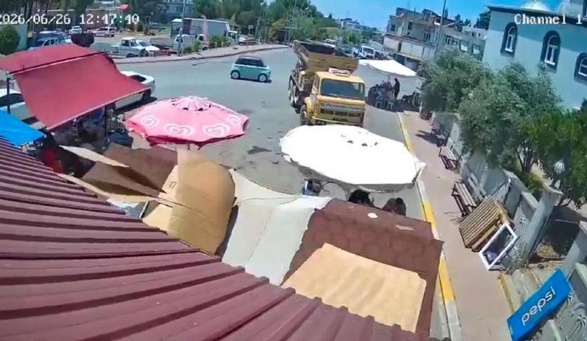 Antalya'da facia saniyelerle atlatıldı! Serik'te hortum panik yarattı, iş yerinde tente müşterilerin üzerine çöktü