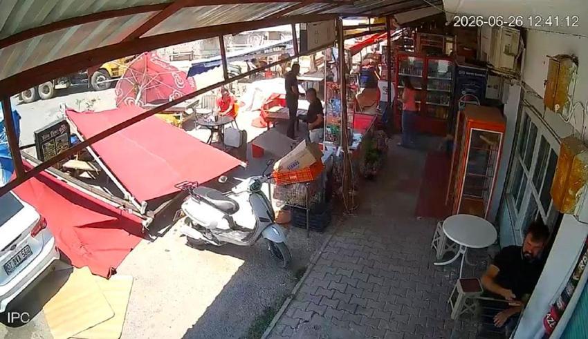 Antalya'da facia saniyelerle atlatıldı! Serik'te hortum panik yarattı, iş yerinde tente müşterilerin üzerine çöktü