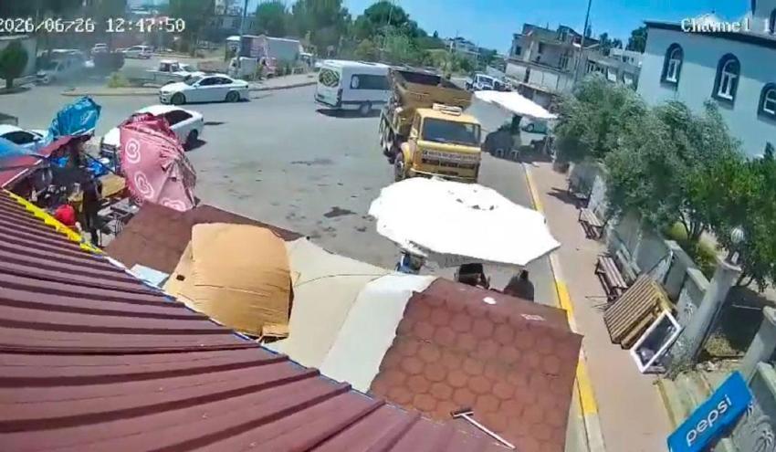 Antalya'da facia saniyelerle atlatıldı! Serik'te hortum panik yarattı, iş yerinde tente müşterilerin üzerine çöktü