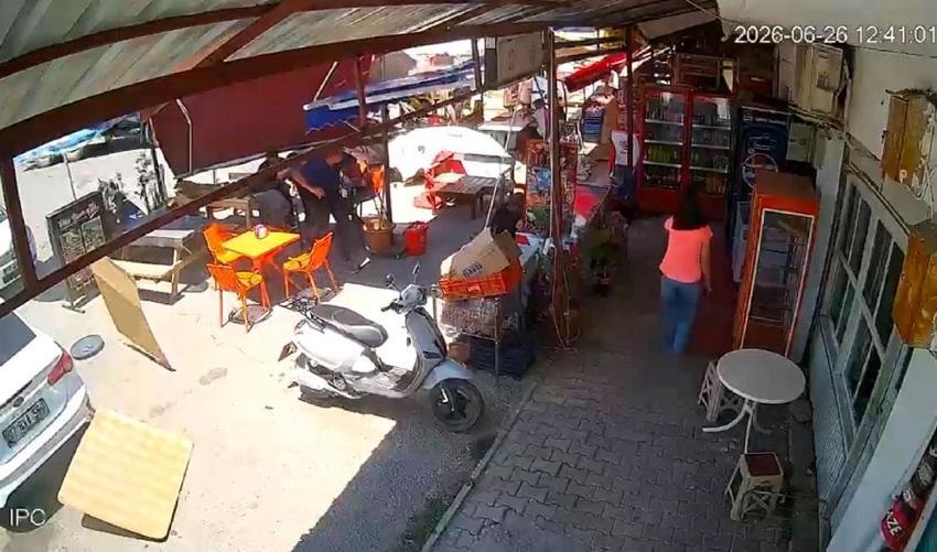 Antalya'da facia saniyelerle atlatıldı! Serik'te hortum panik yarattı, iş yerinde tente müşterilerin üzerine çöktü