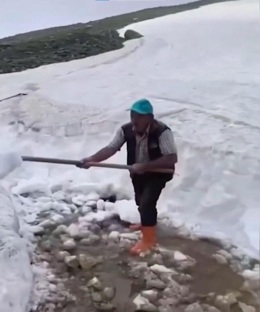 Avrupa sıcaktan kavruluyor, Giresun'da kar kütleleri parçalanıp yayla yolları açılıyor