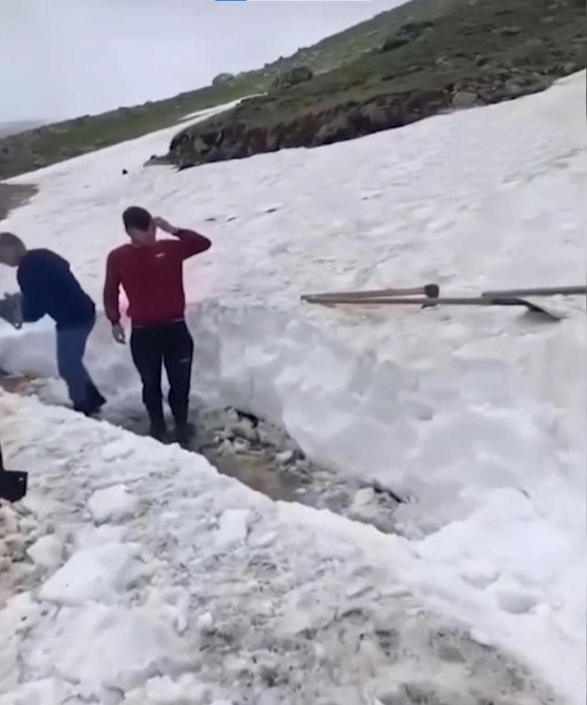 Avrupa sıcaktan kavruluyor, Giresun'da kar kütleleri parçalanıp yayla yolları açılıyor