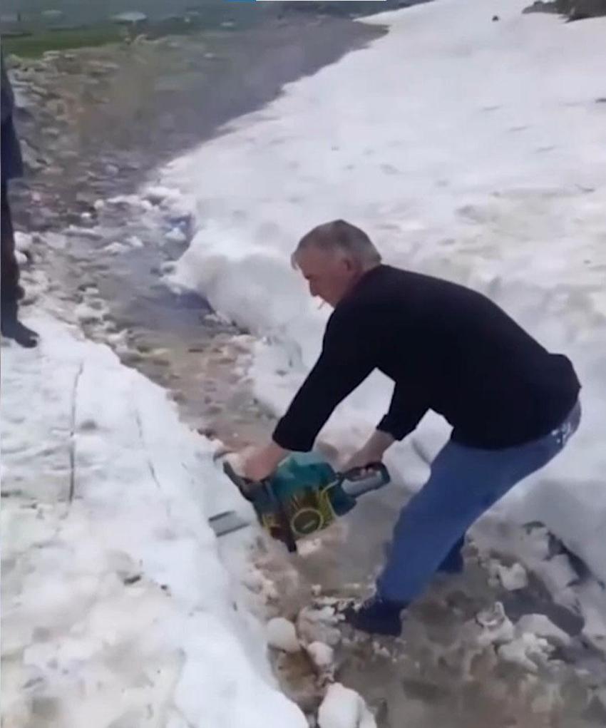 Avrupa sıcaktan kavruluyor, Giresun'da kar kütleleri parçalanıp yayla yolları açılıyor