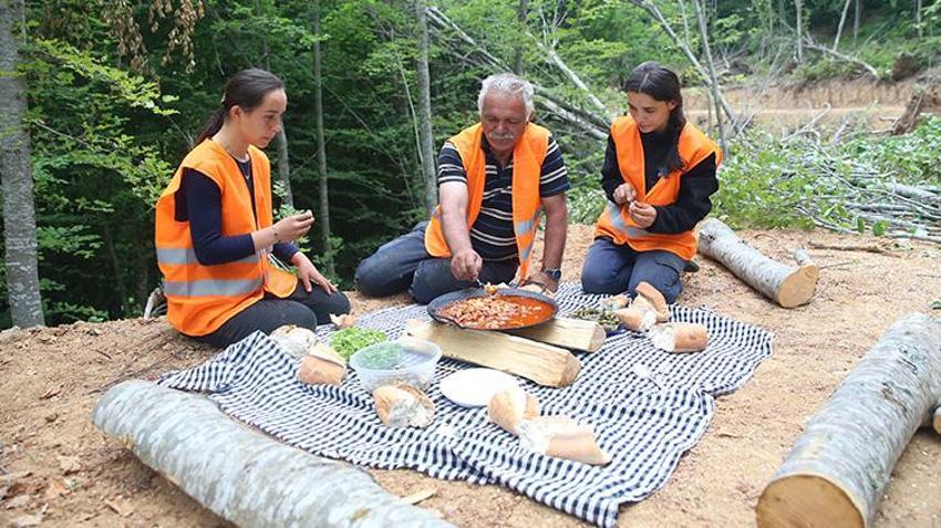 İki kız kardeşin yaptığı işi gören şaşkına dönüyor! Babalarıyla şafak vakti ormana koşuyorlar: Videoları rekor kırıyor