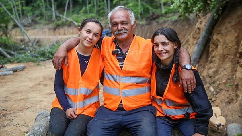 İki kız kardeşin yaptığı işi gören şaşkına dönüyor! Babalarıyla şafak vakti ormana koşuyorlar: Videoları rekor kırıyor