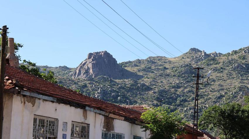 Kuş Kalesi'nde insan ya da uzaylıyı andıran figür tespit edildi