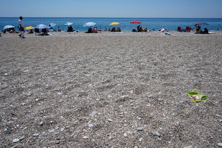 Antalya plajlarında profesörü isyan ettiren görüntü: Metrekarede belki yüze yakın sigara izmariti var