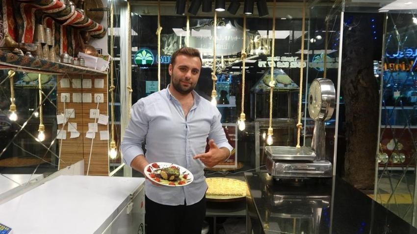 Ateşin üzerine atıp 10 dakika pişiriyorlar! Kilis'teki o sıradışı lezzet için dünyadan akın ettiler: Matkapla şişe geçirip mangala bırakıyorlar...